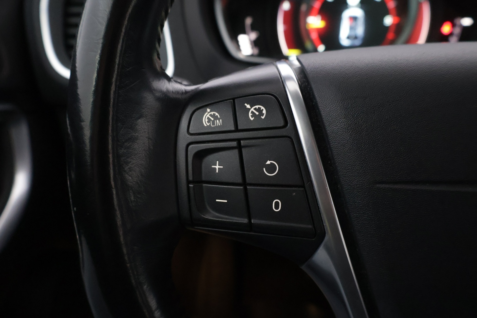 VOLVO V40 2015