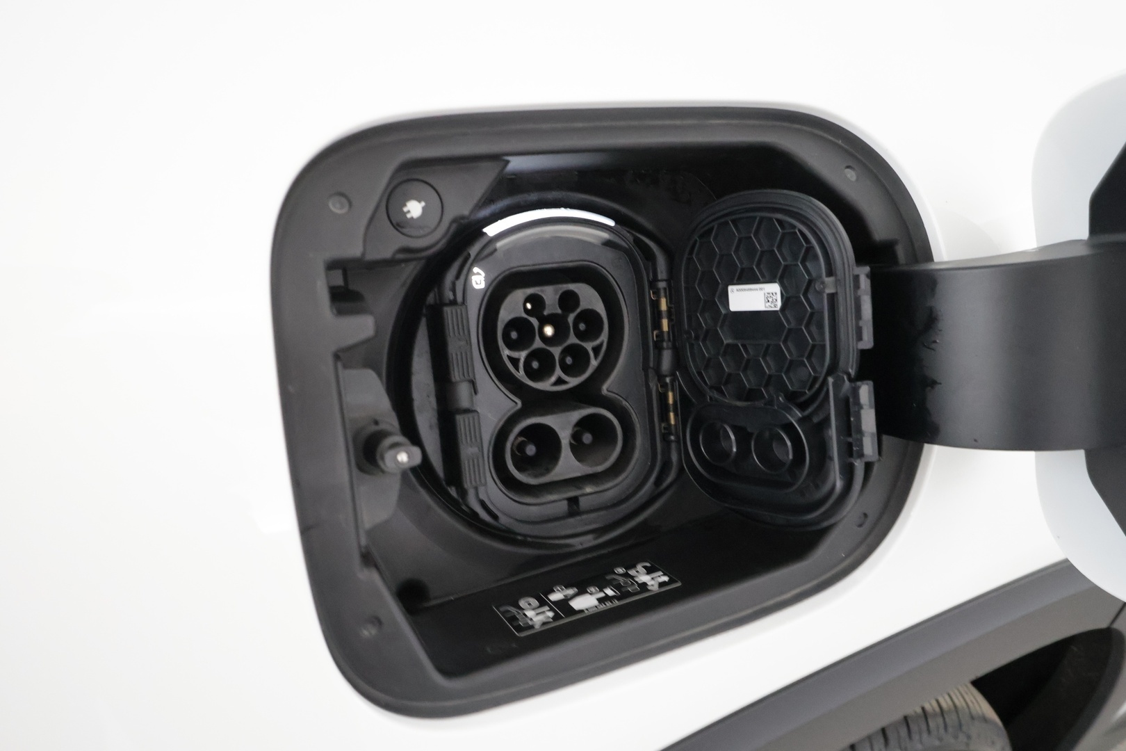 MERCEDES-BENZ EQB 2023