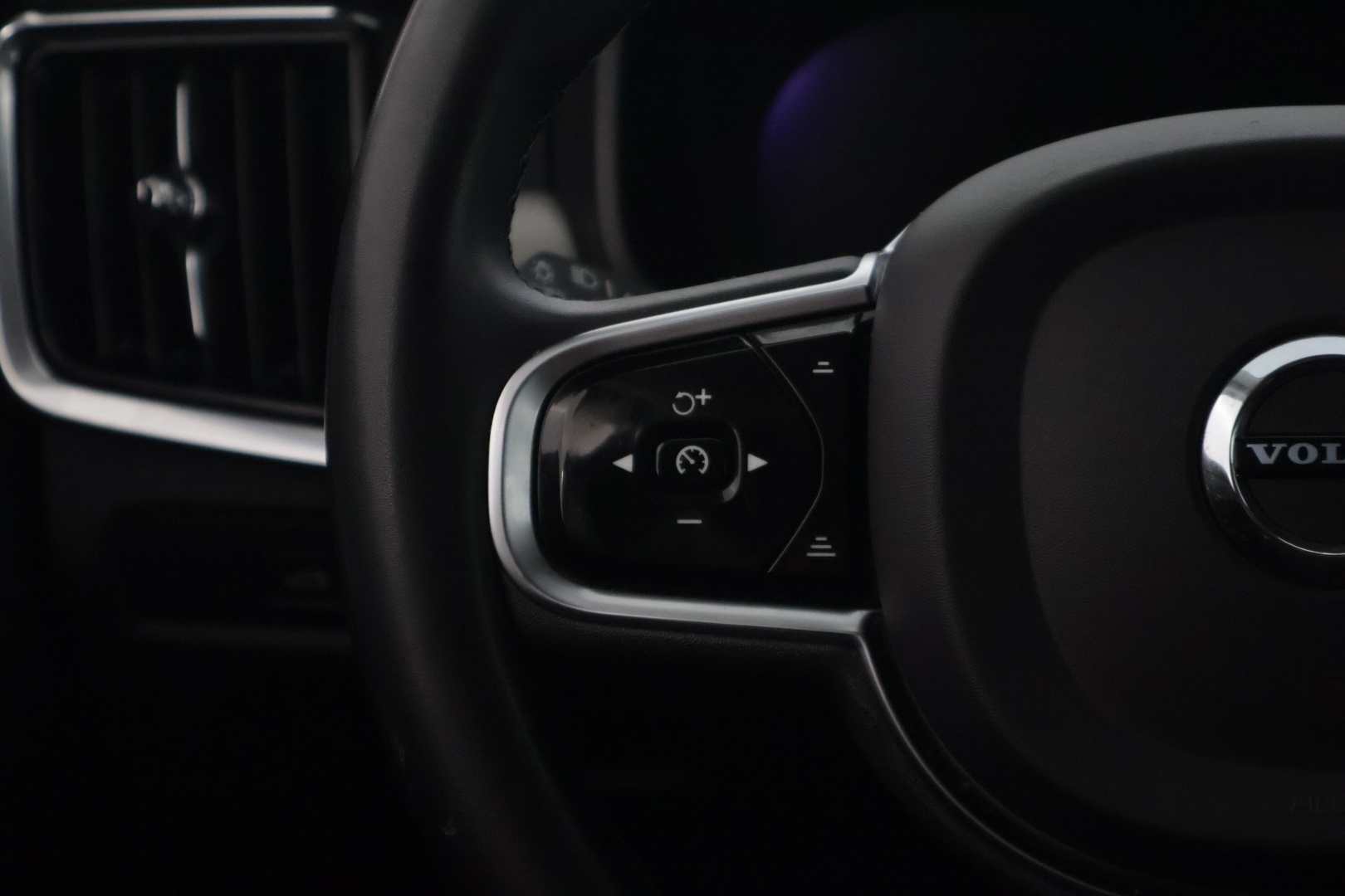 VOLVO V90 2023