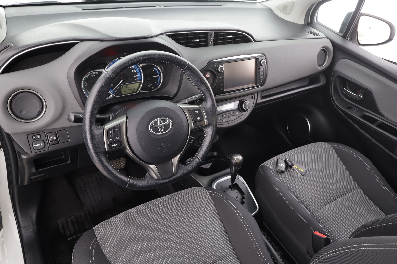 TOYOTA Yaris 2015