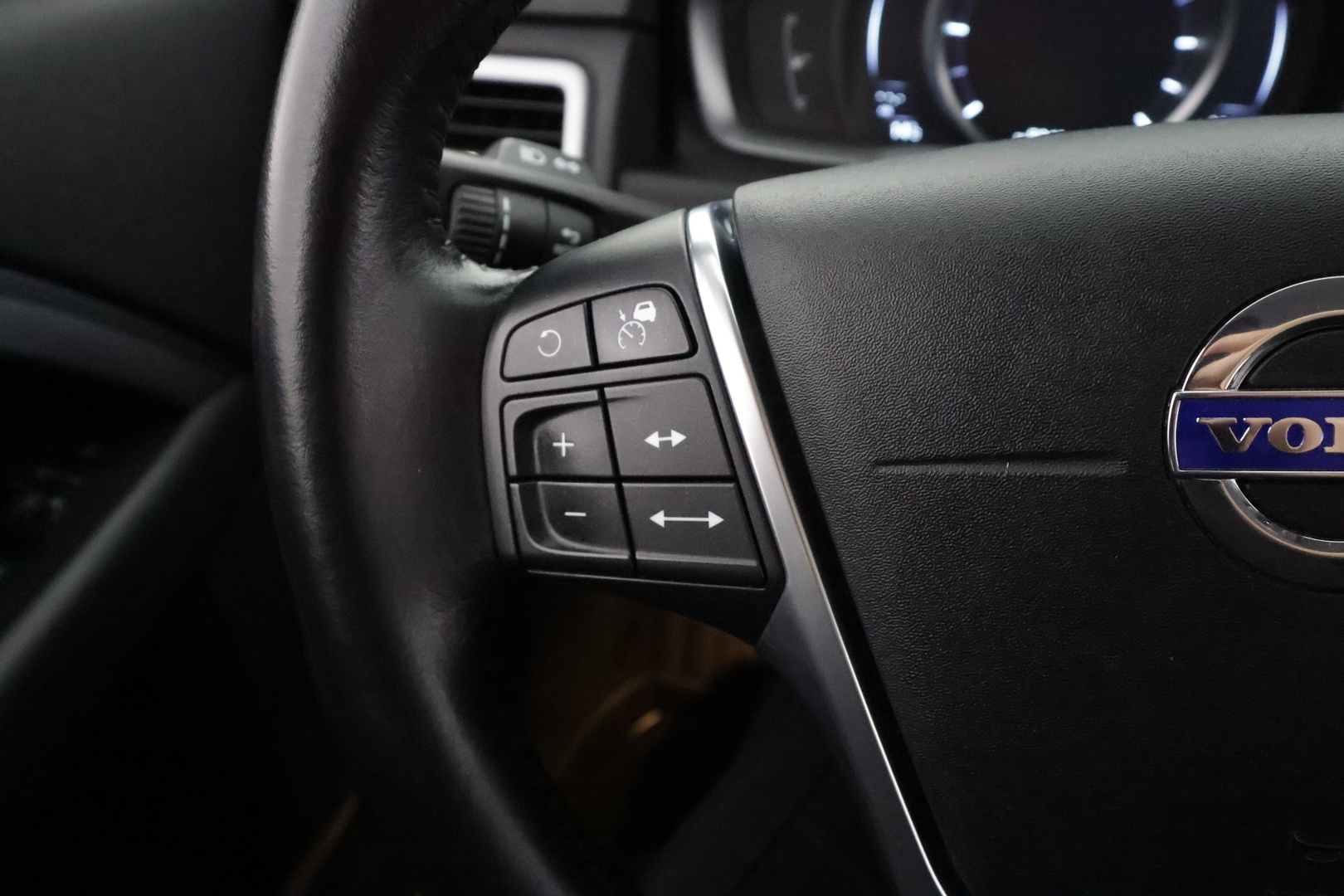 VOLVO V70 2016