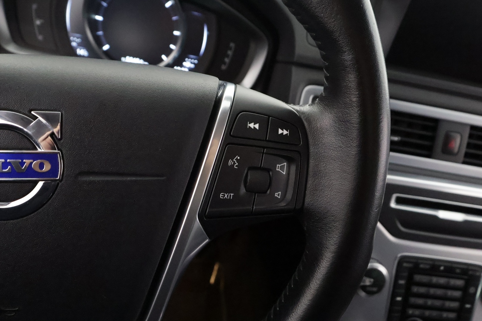 VOLVO V70 2016