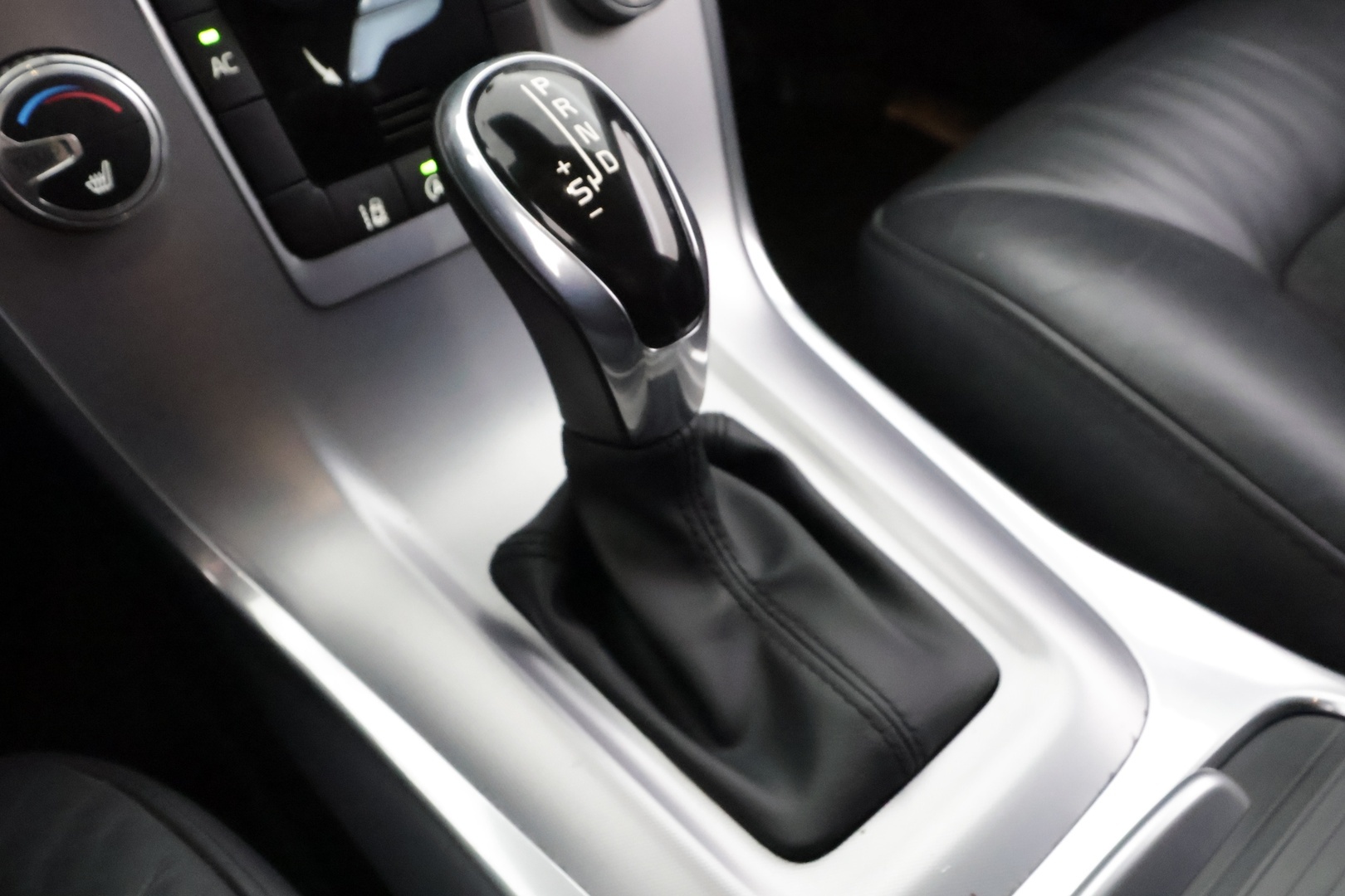 VOLVO V70 2016