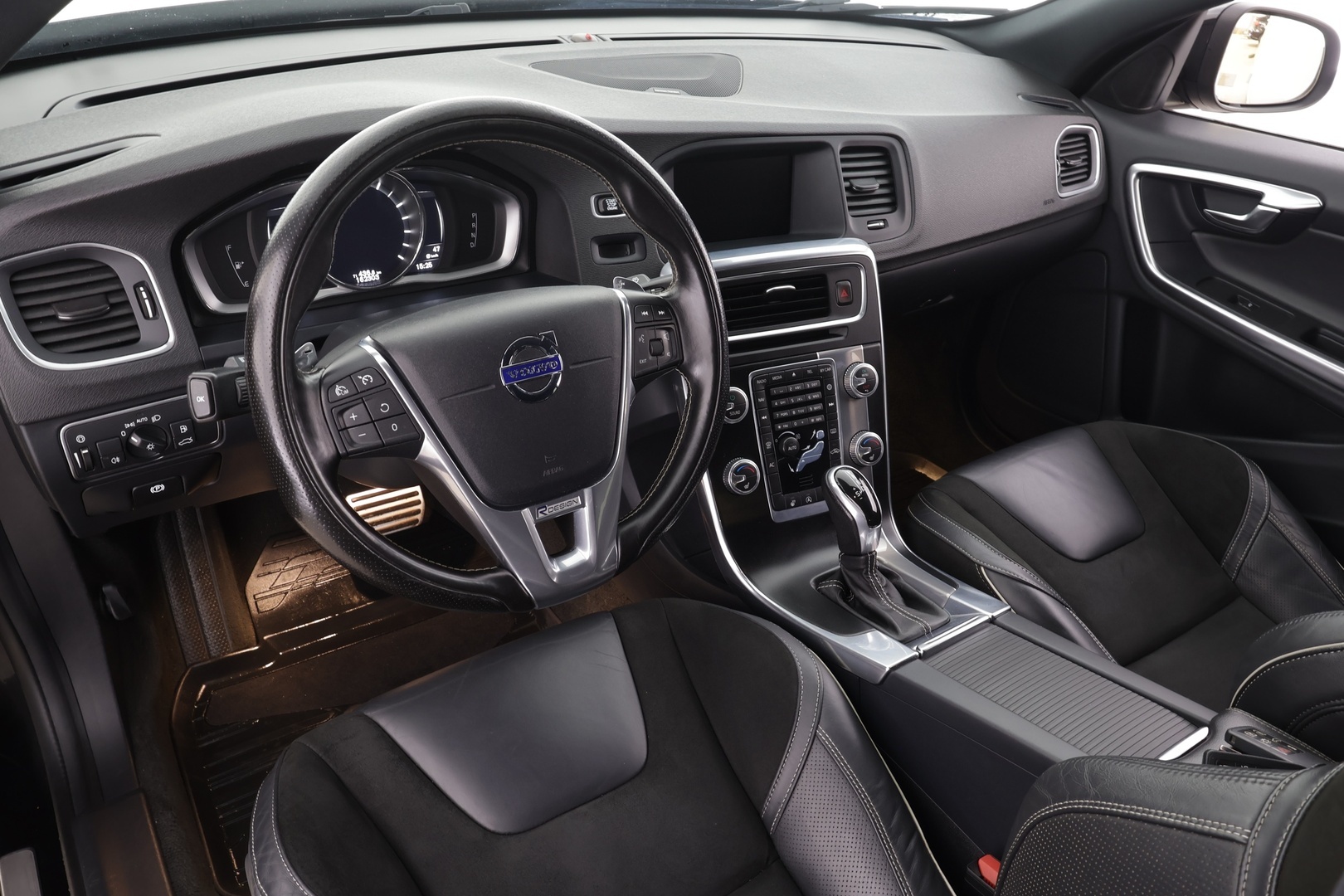 VOLVO V60 2017
