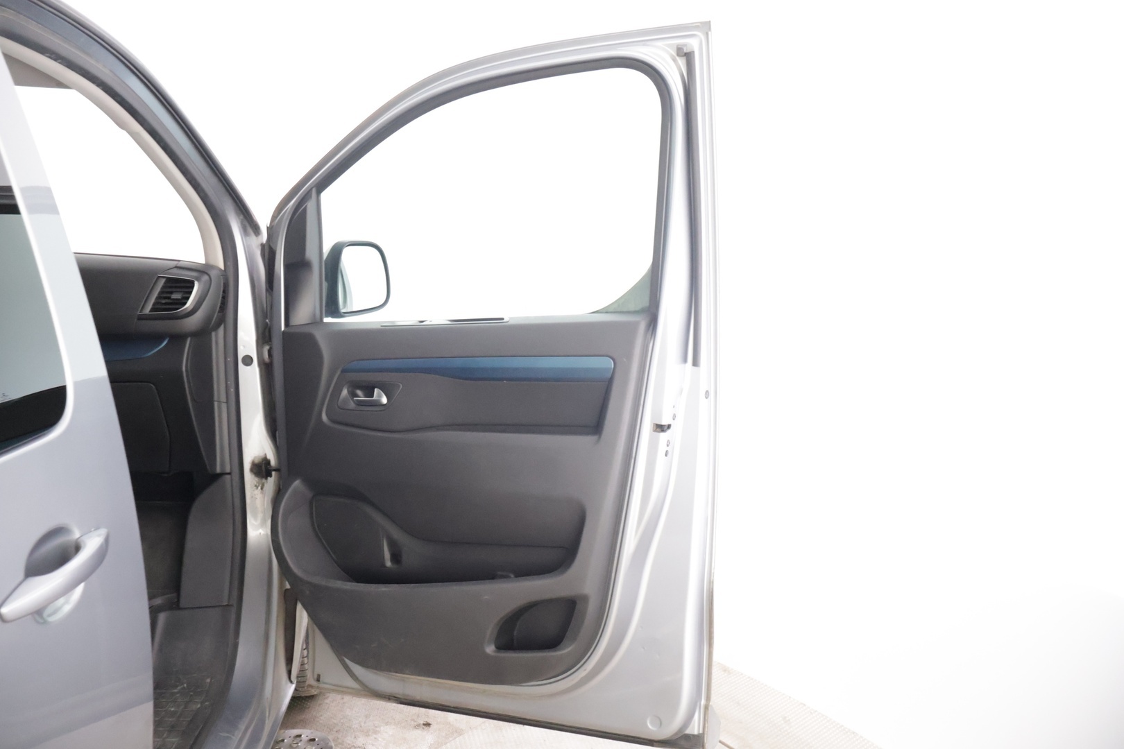 PEUGEOT Traveller 2020