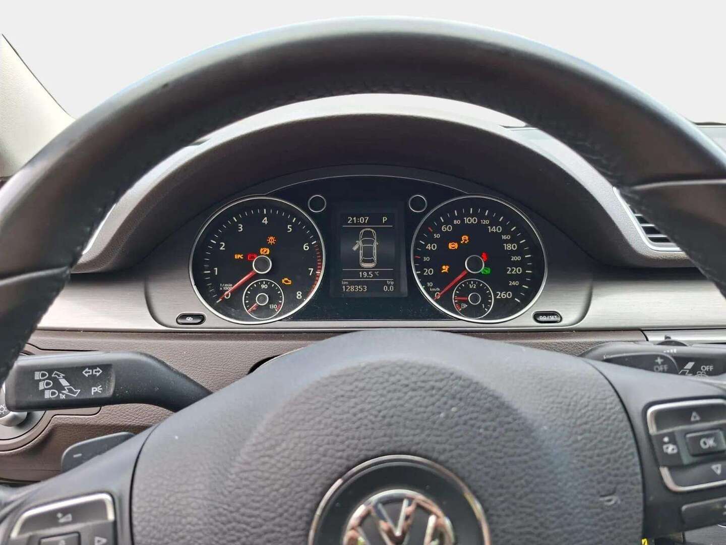 VOLKSWAGEN Passat 2011