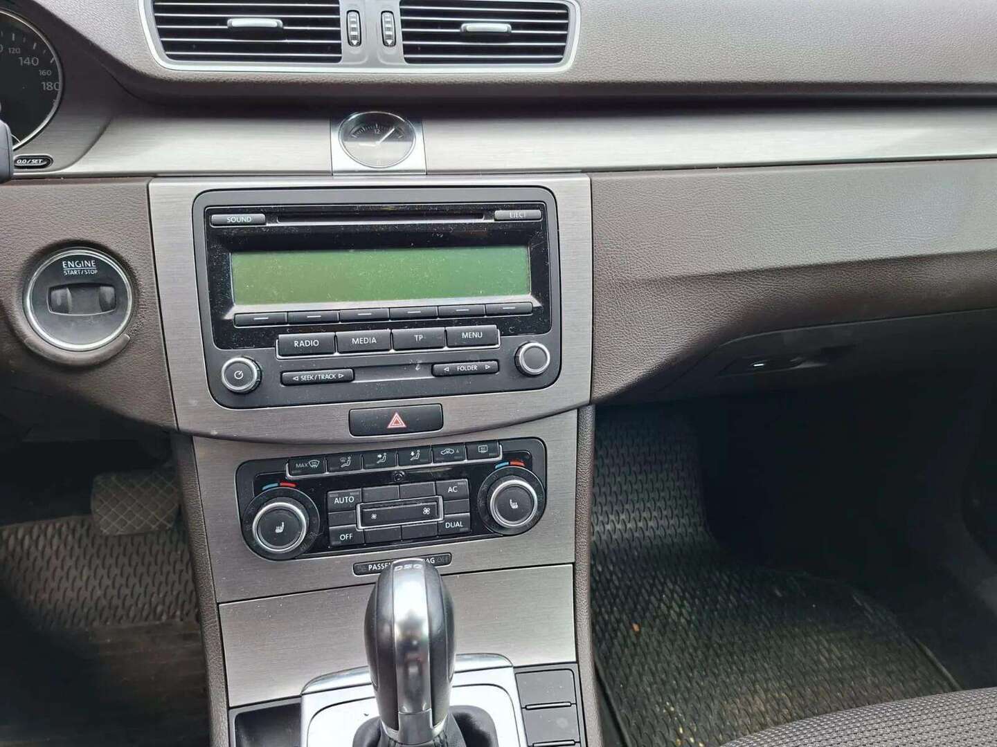 VOLKSWAGEN Passat 2011