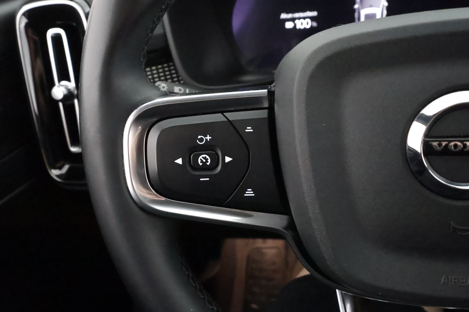 VOLVO XC40 2022