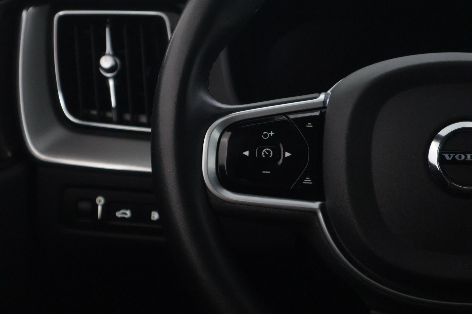 VOLVO XC60 2022