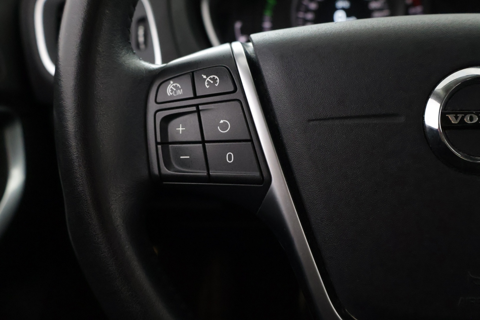 VOLVO V40 2018