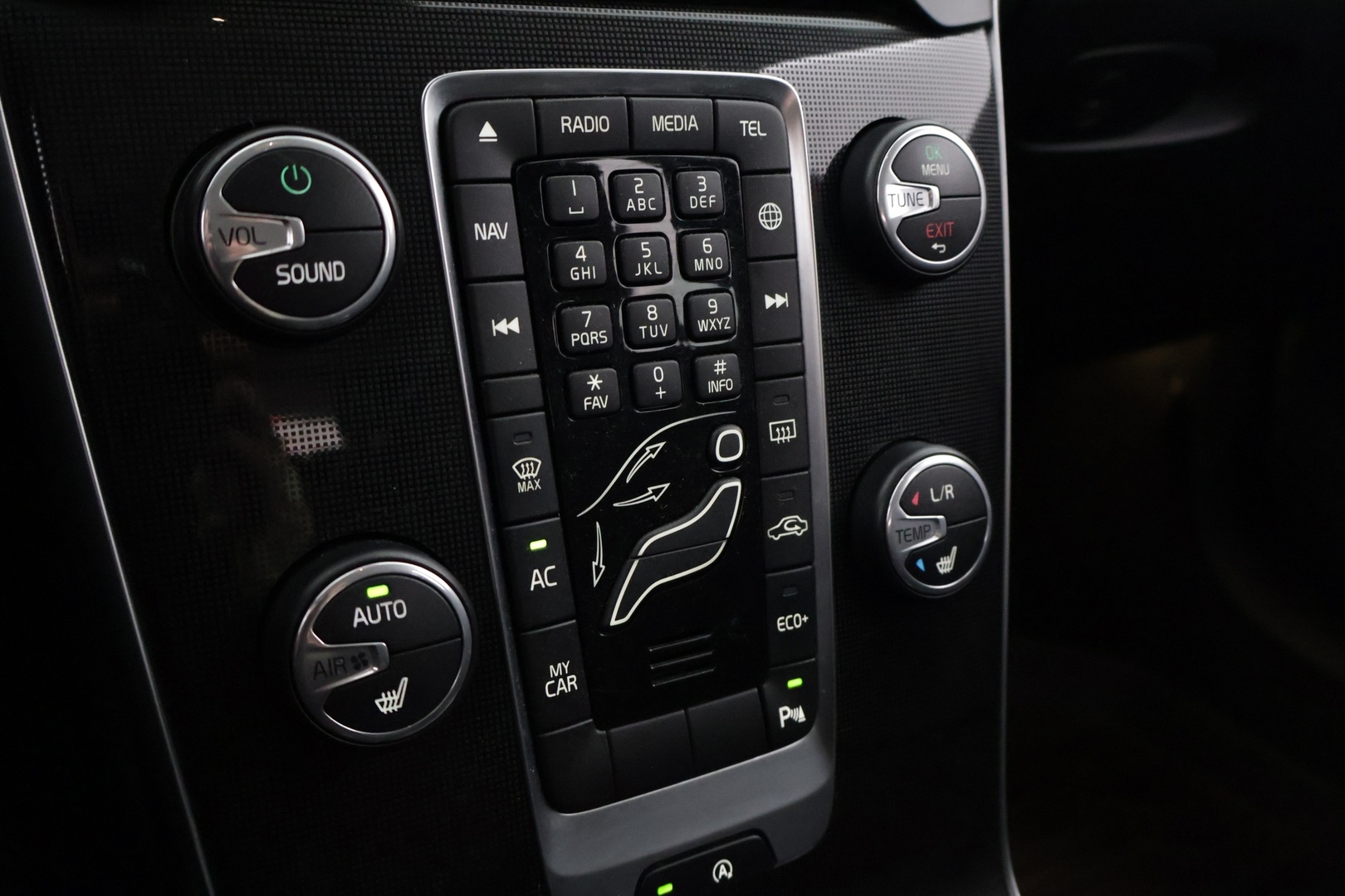 VOLVO V40 2018