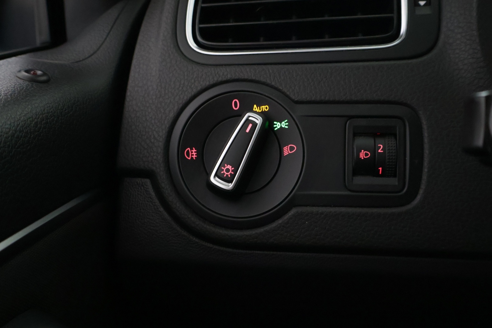 VOLKSWAGEN Polo 2015