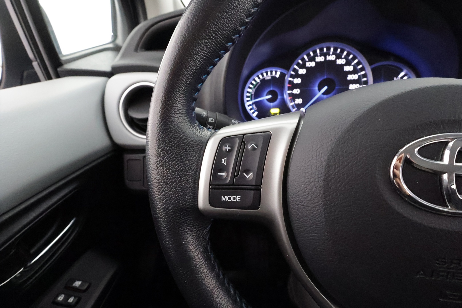 TOYOTA Yaris 2013