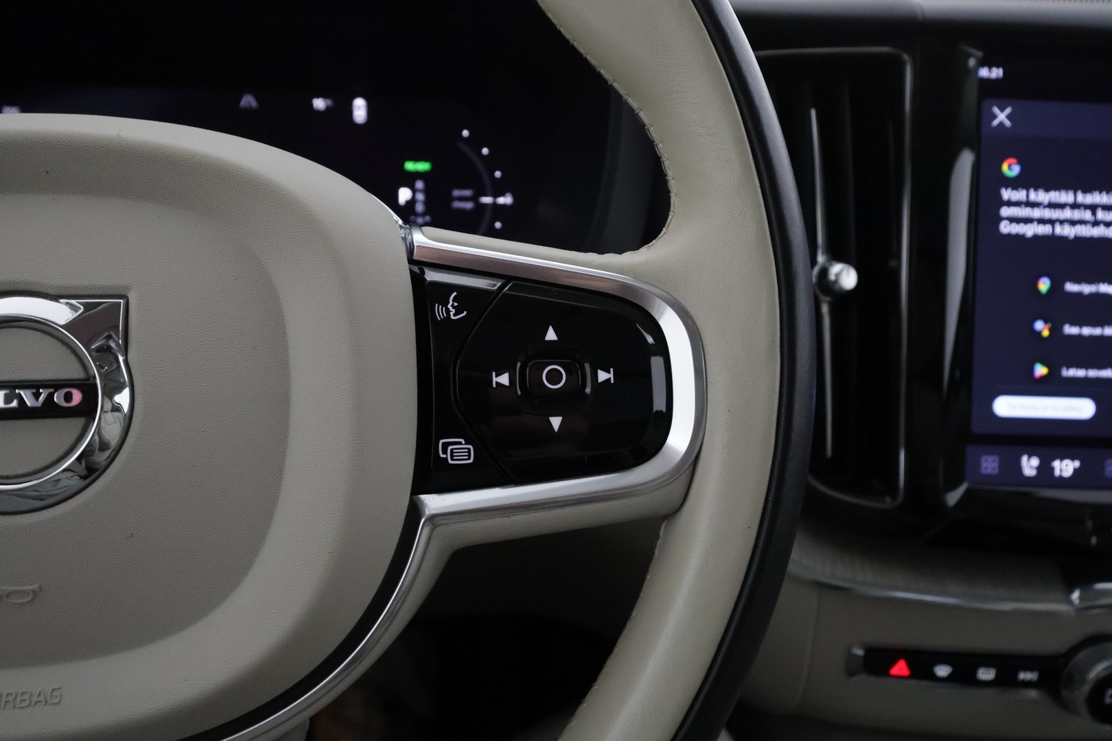 VOLVO XC60 2023