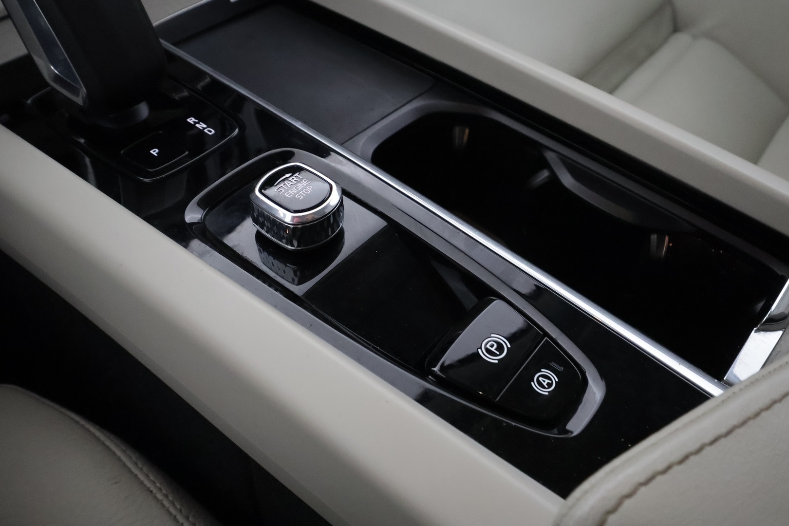 VOLVO XC60 2023