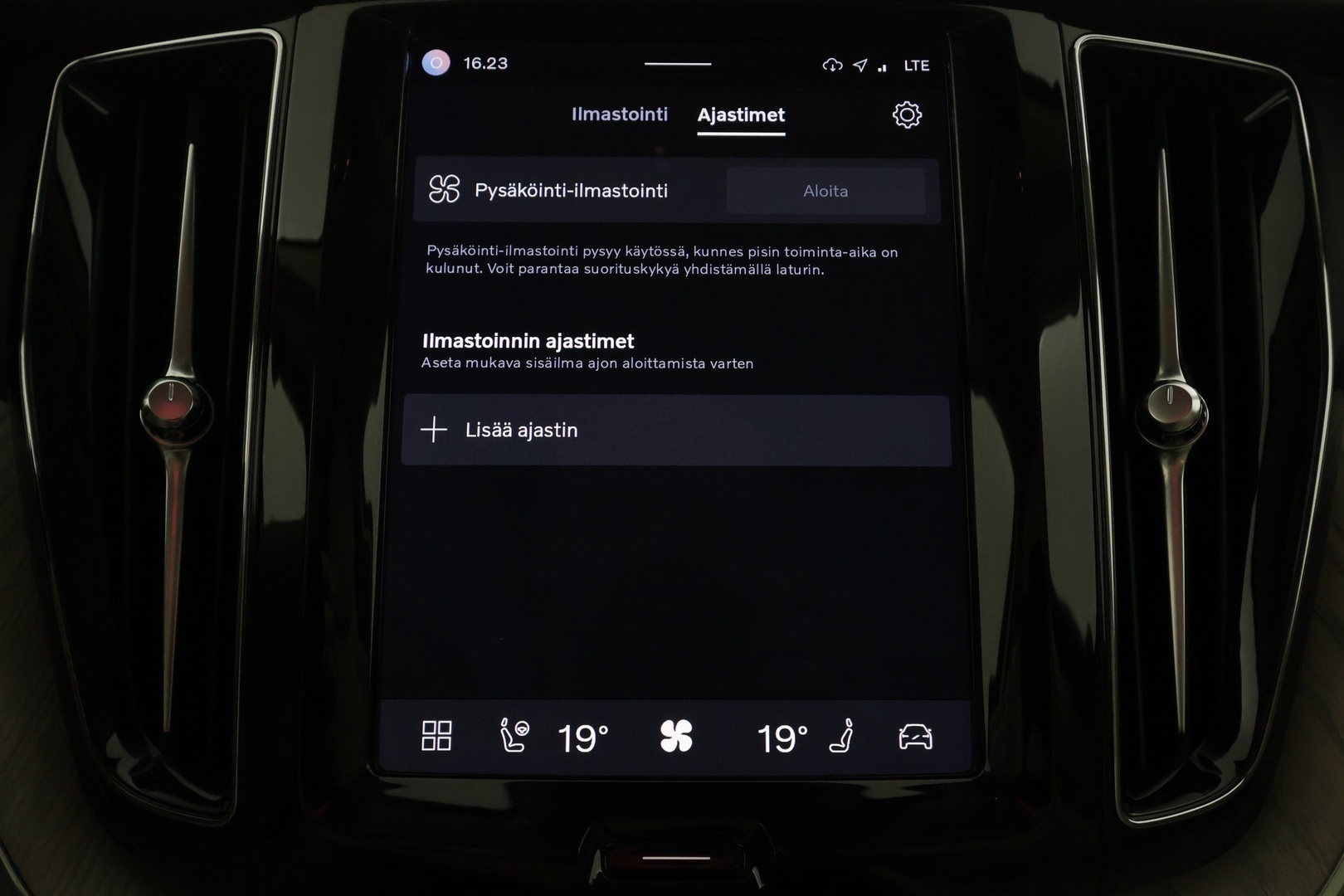VOLVO XC60 2023