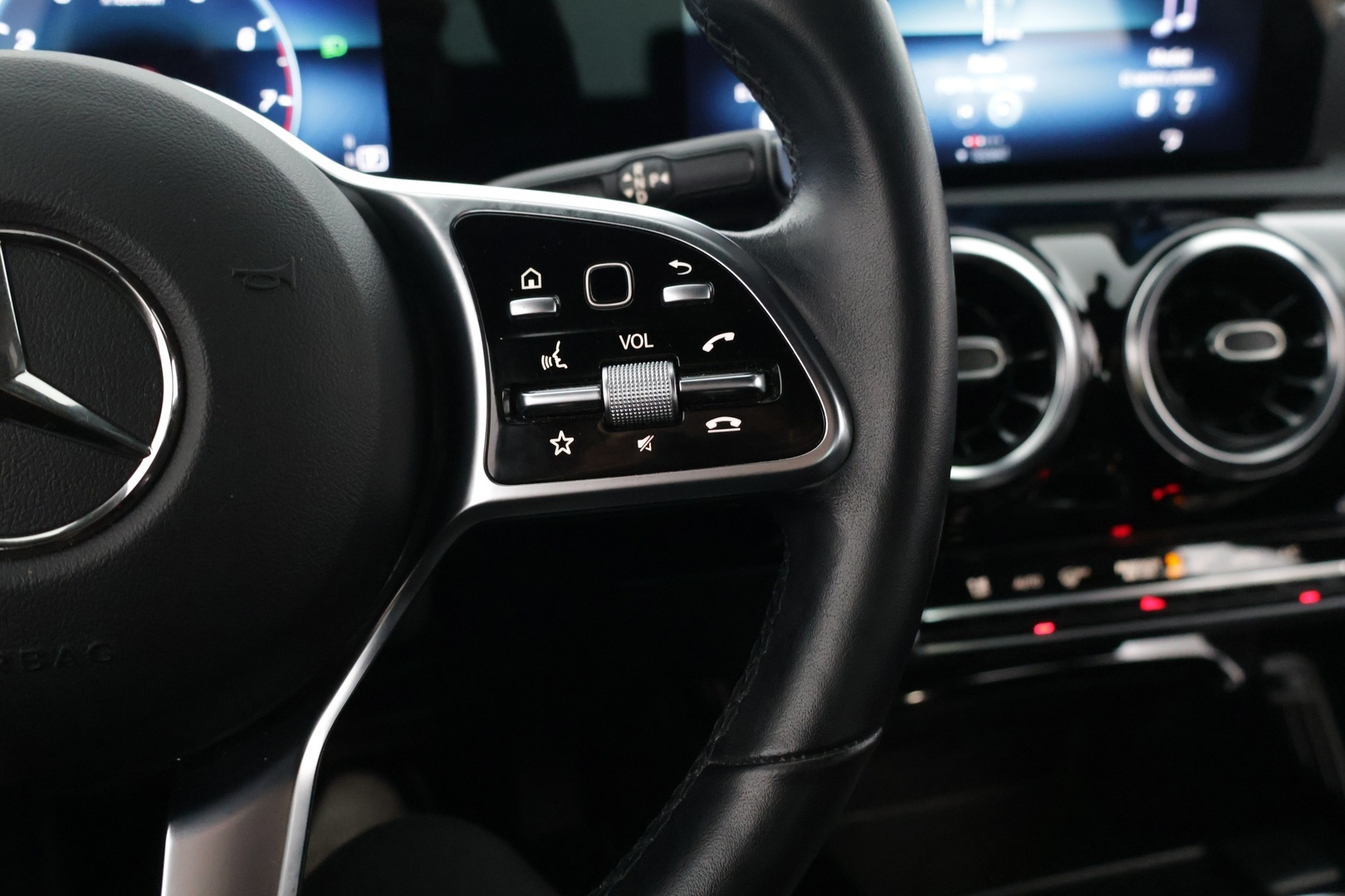 MERCEDES-BENZ A 2022