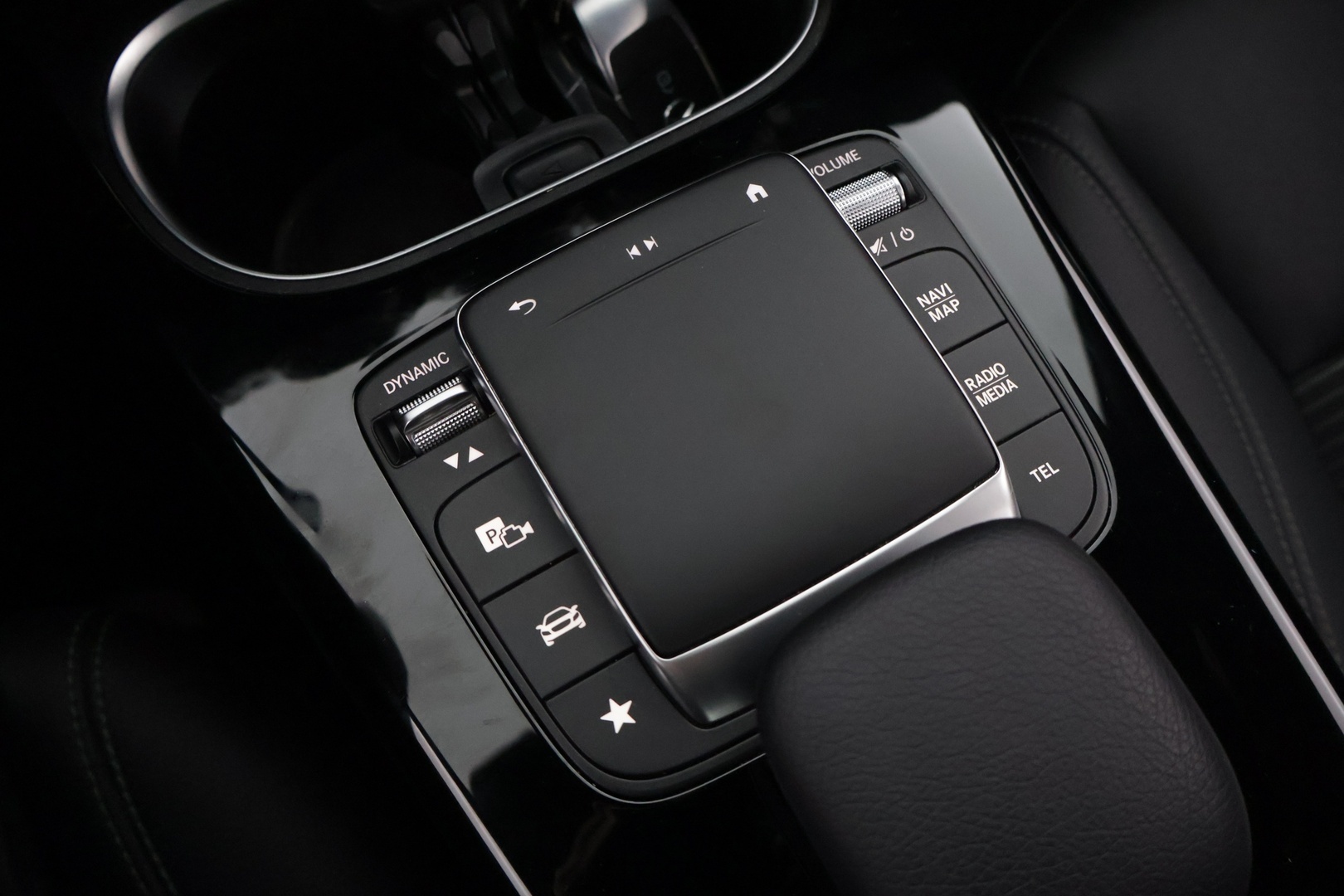 MERCEDES-BENZ A 2022