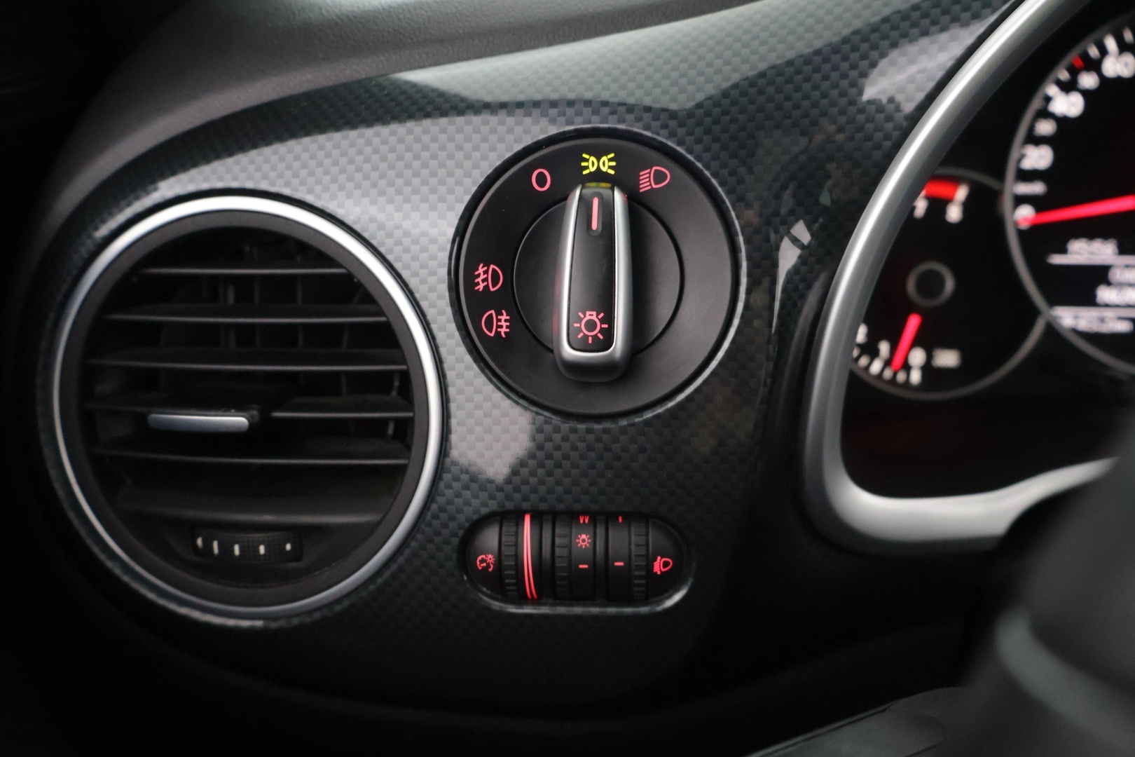 VOLKSWAGEN Beetle 2012