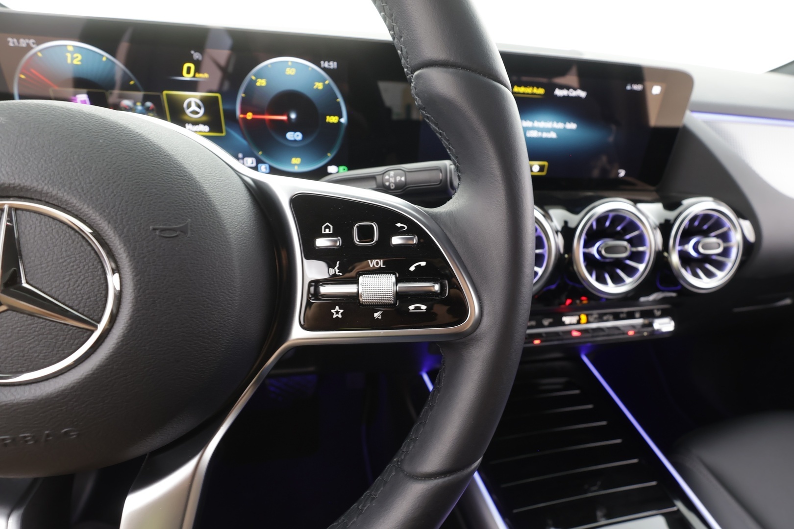 MERCEDES-BENZ EQA 2024