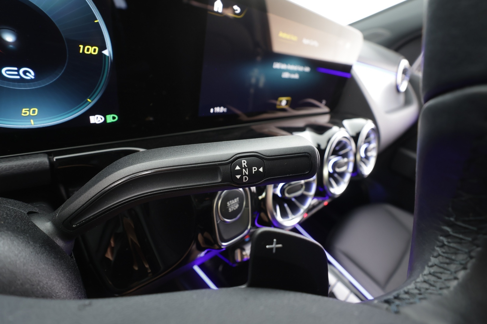 MERCEDES-BENZ EQA 2024