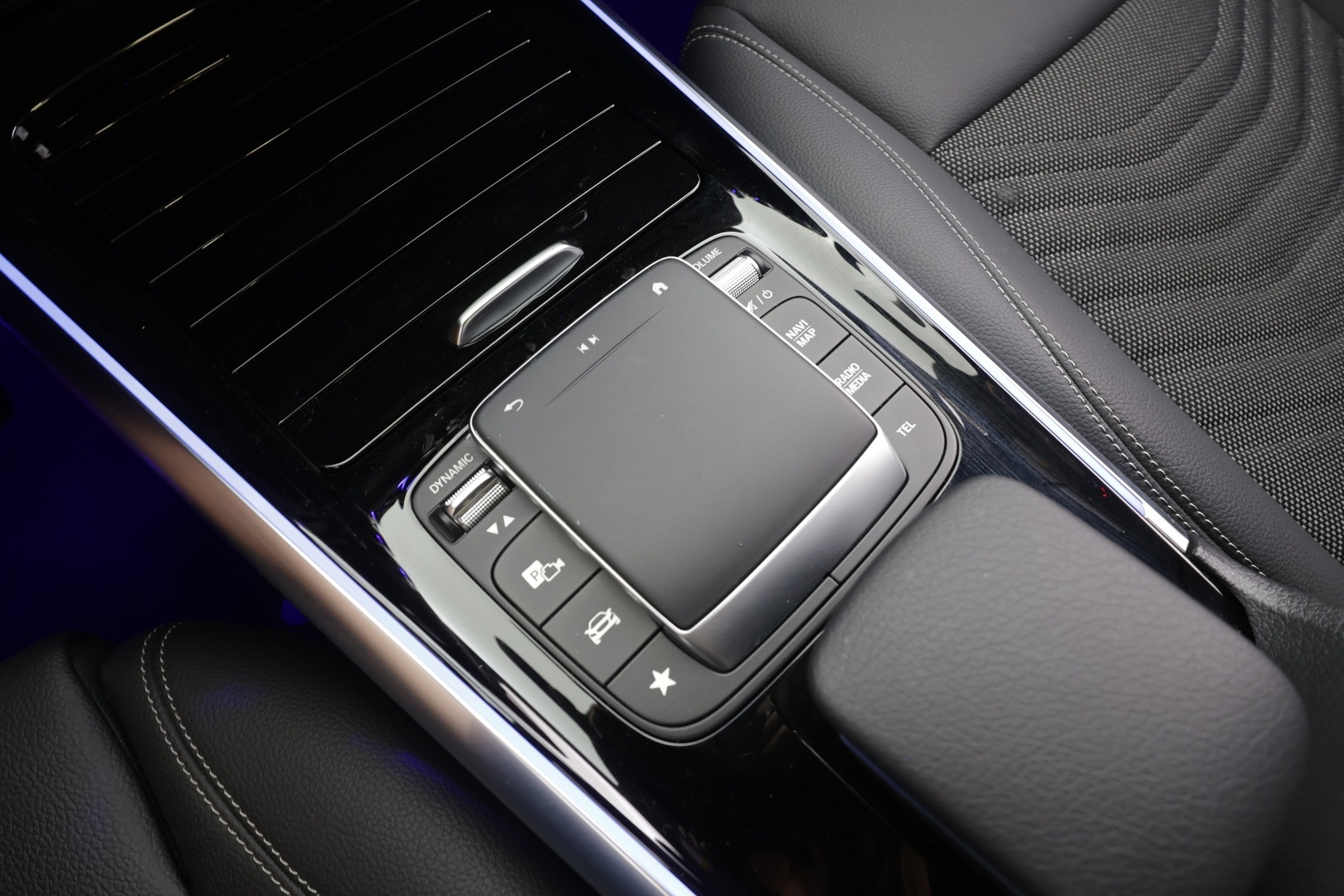 MERCEDES-BENZ EQA 2024
