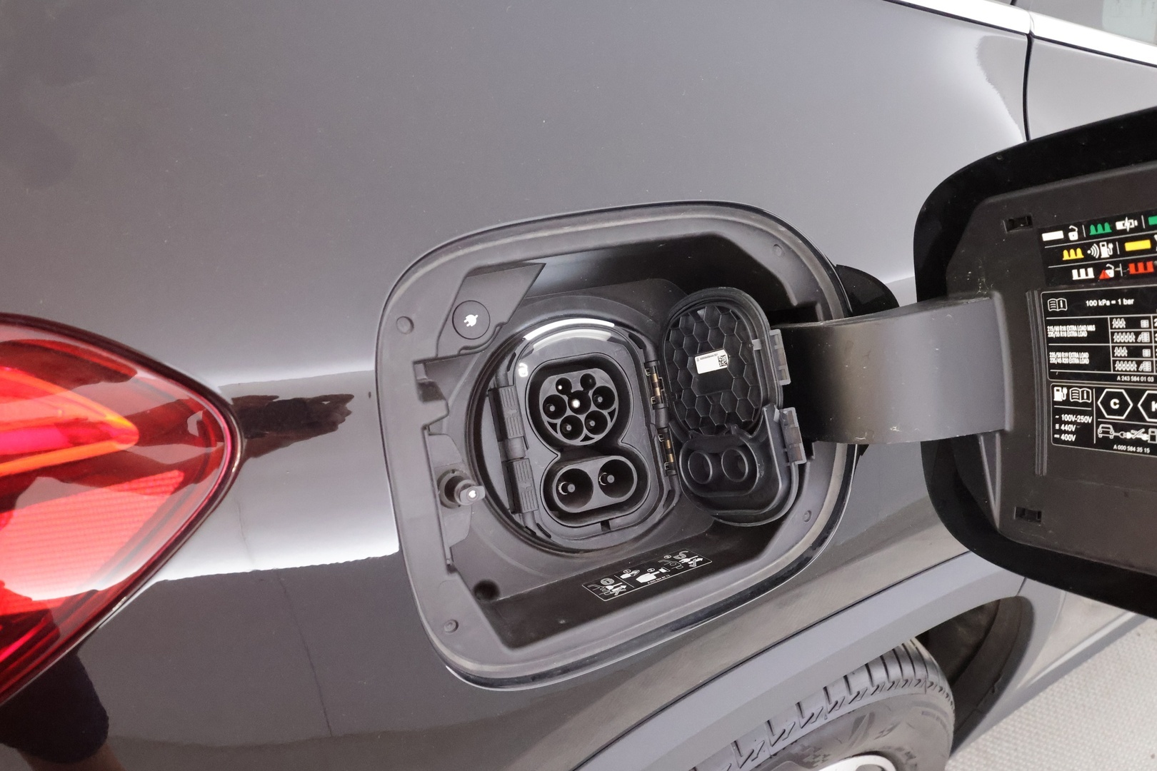 MERCEDES-BENZ EQA 2024