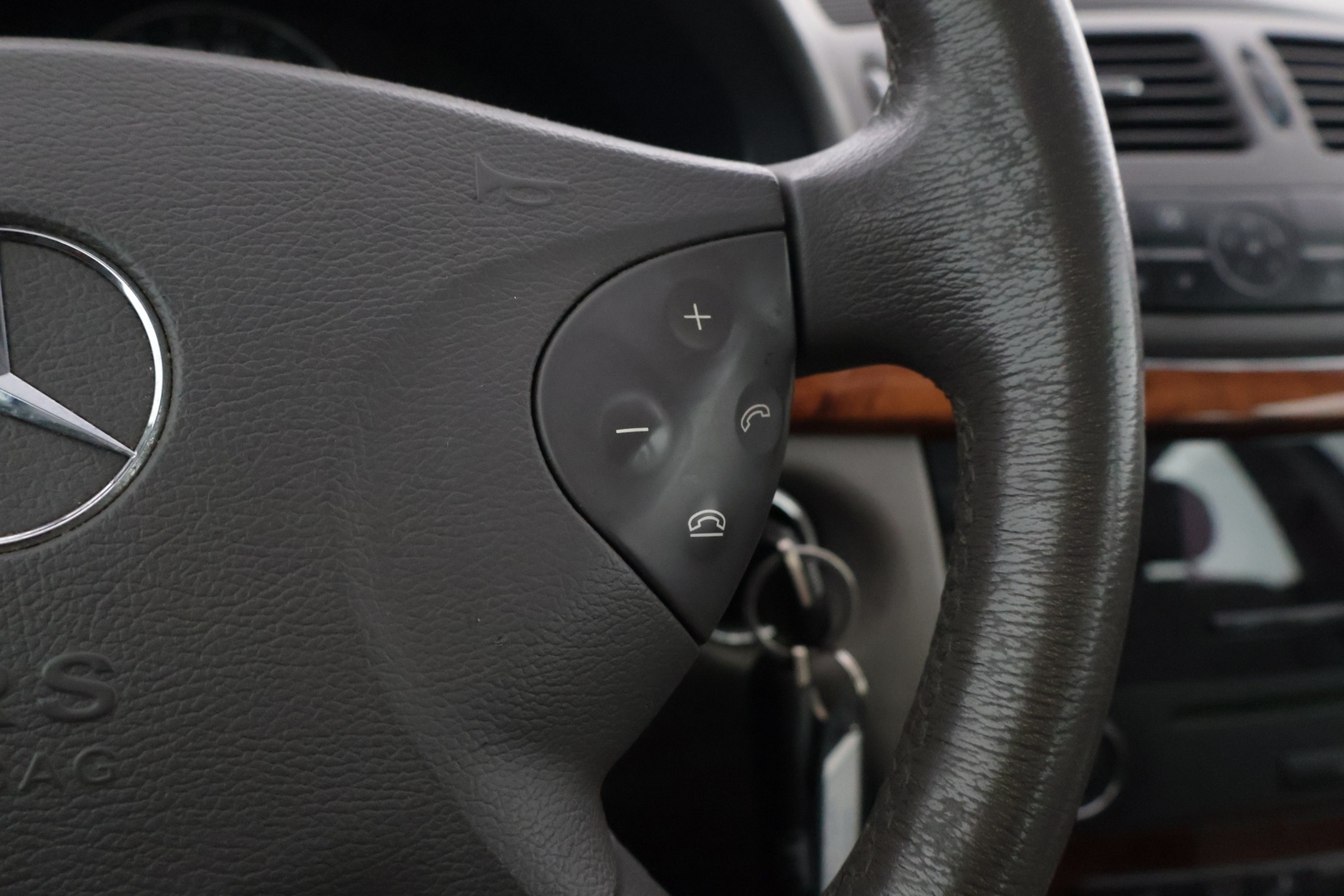 MERCEDES-BENZ E 2005