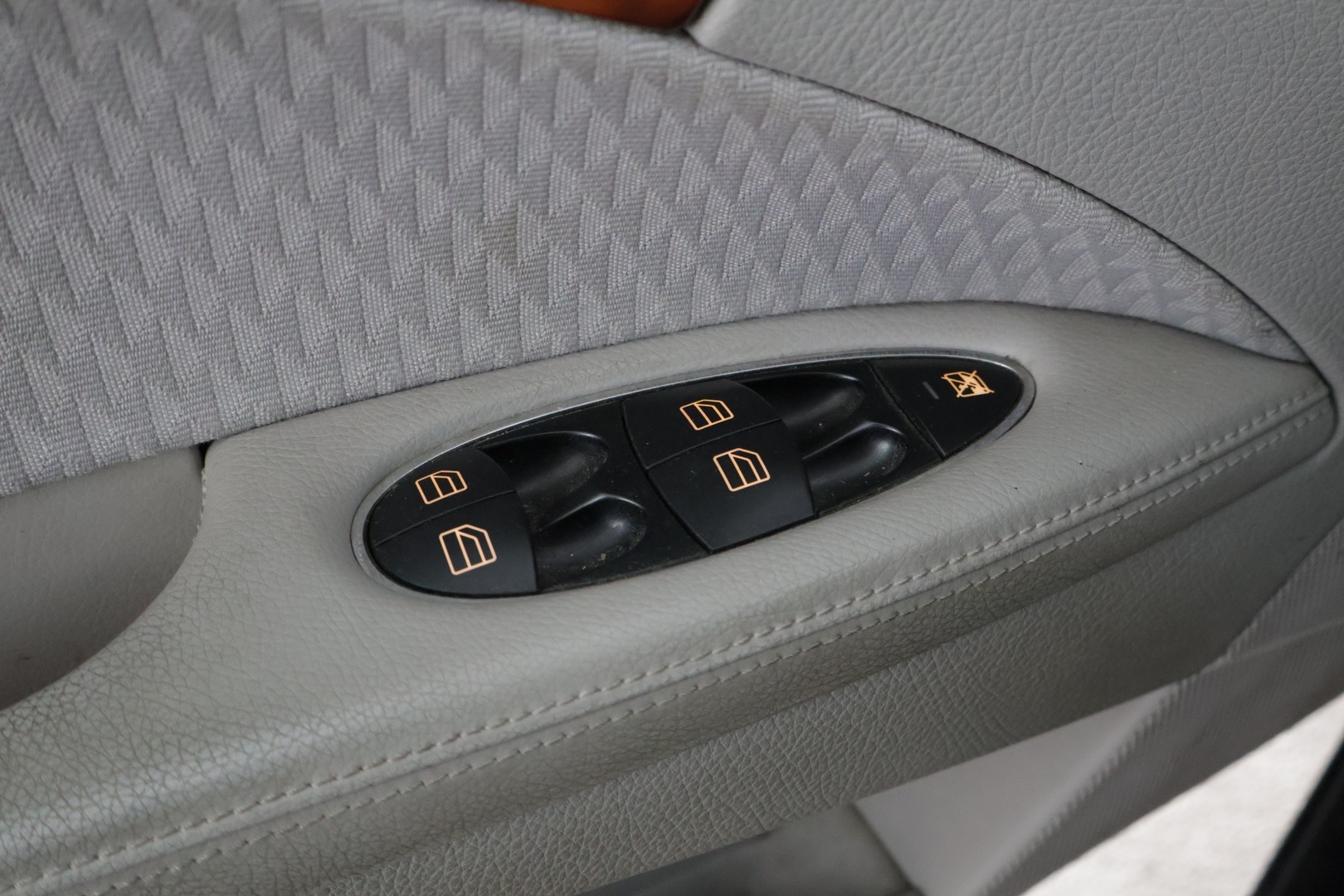 MERCEDES-BENZ E 2005