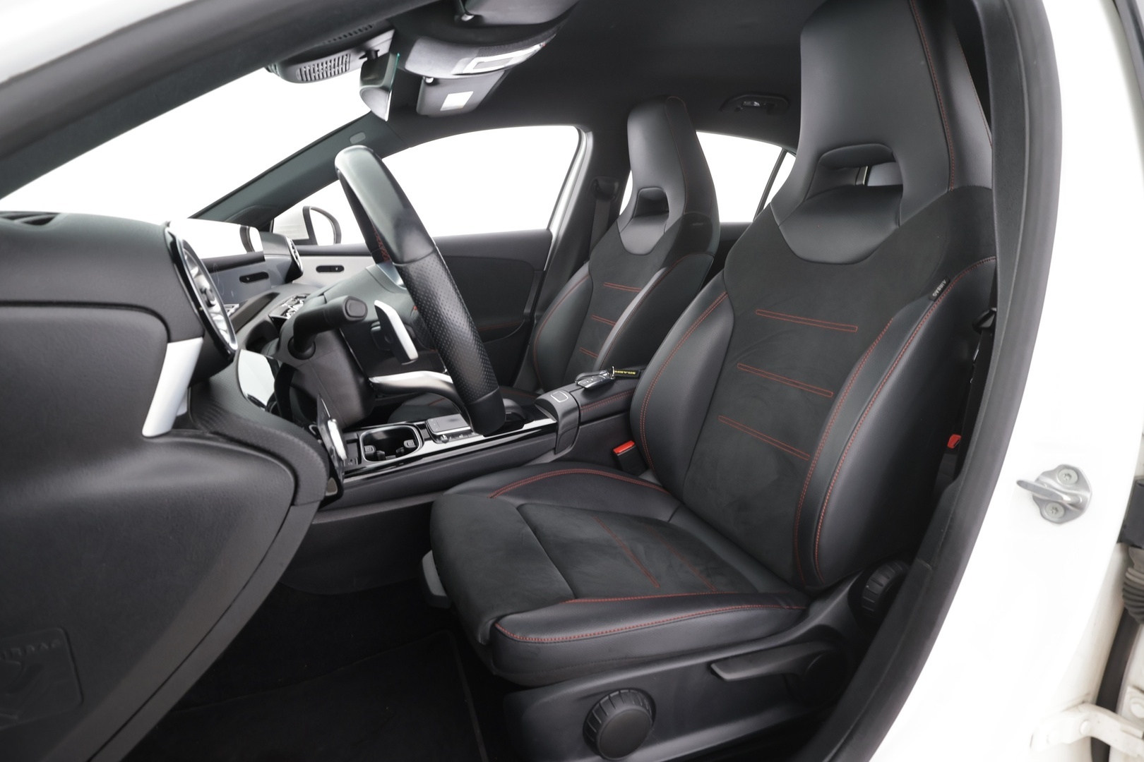 MERCEDES-BENZ A 2023