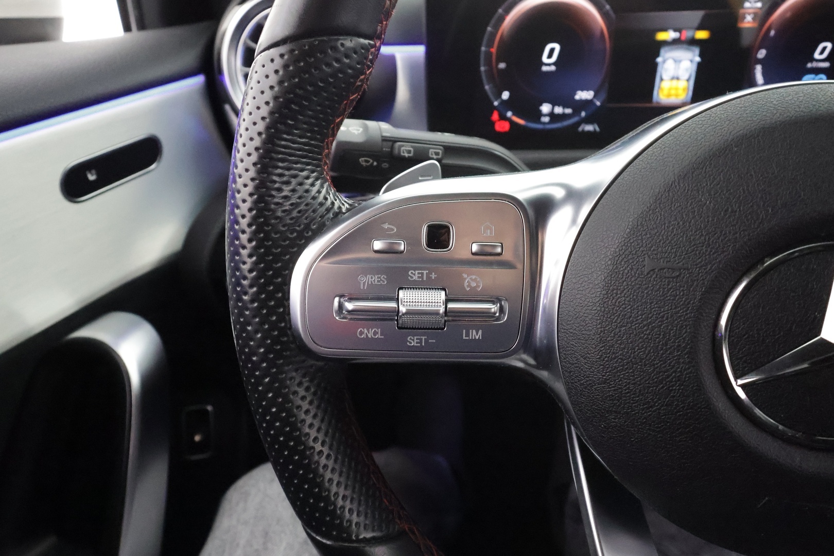 MERCEDES-BENZ A 2023