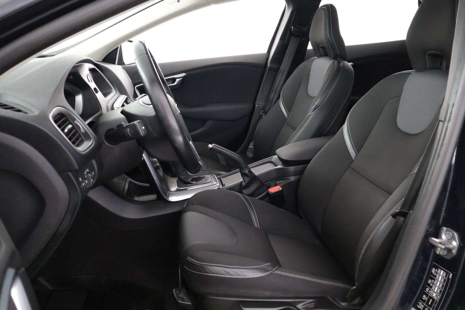 VOLVO V40 2016