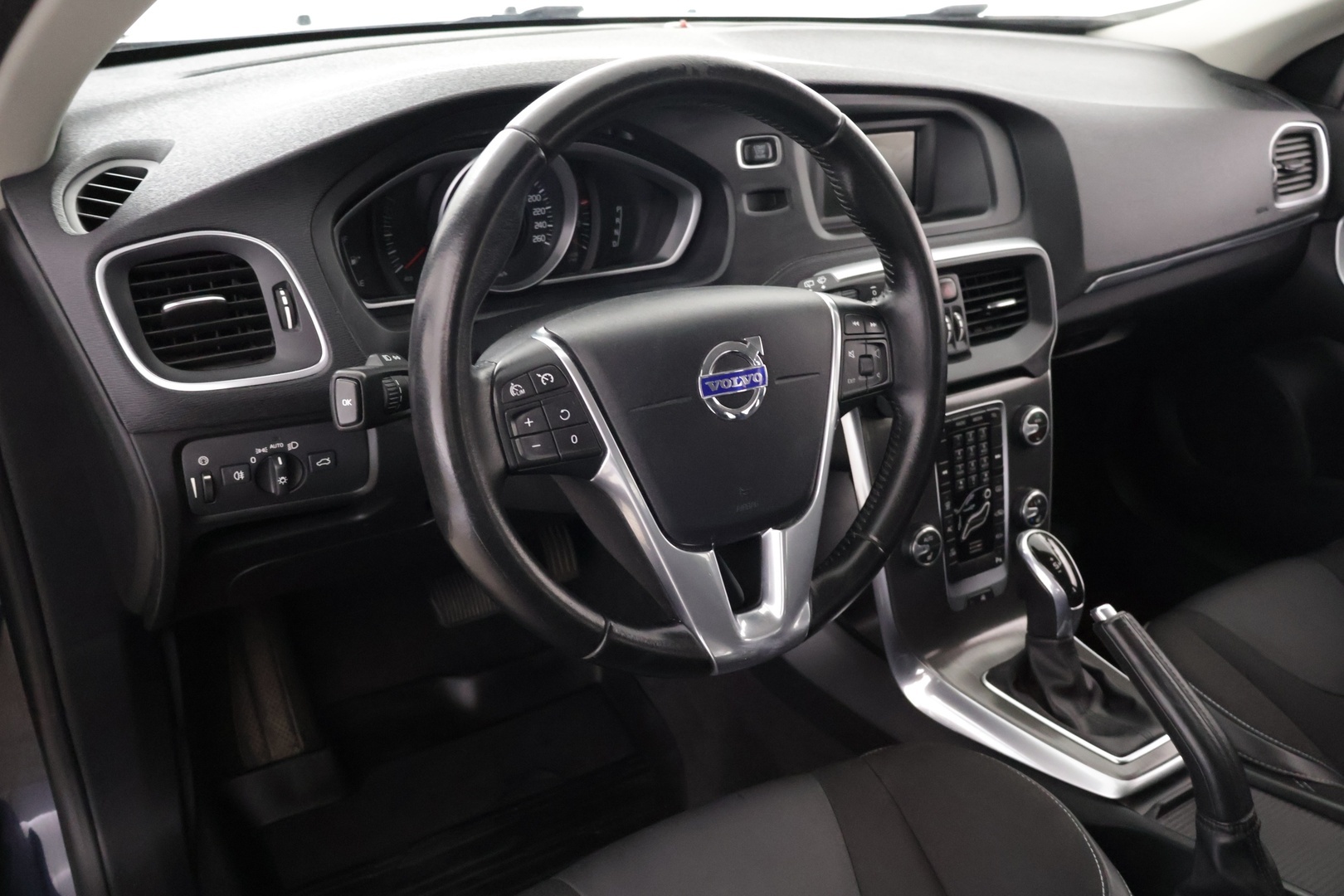 VOLVO V40 2016