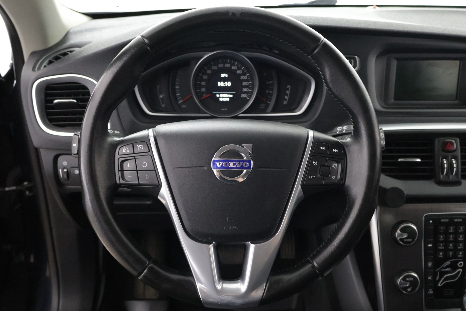 VOLVO V40 2016