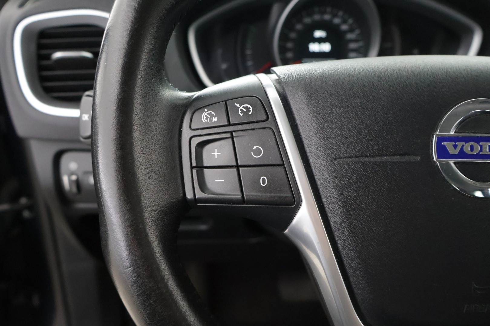 VOLVO V40 2016