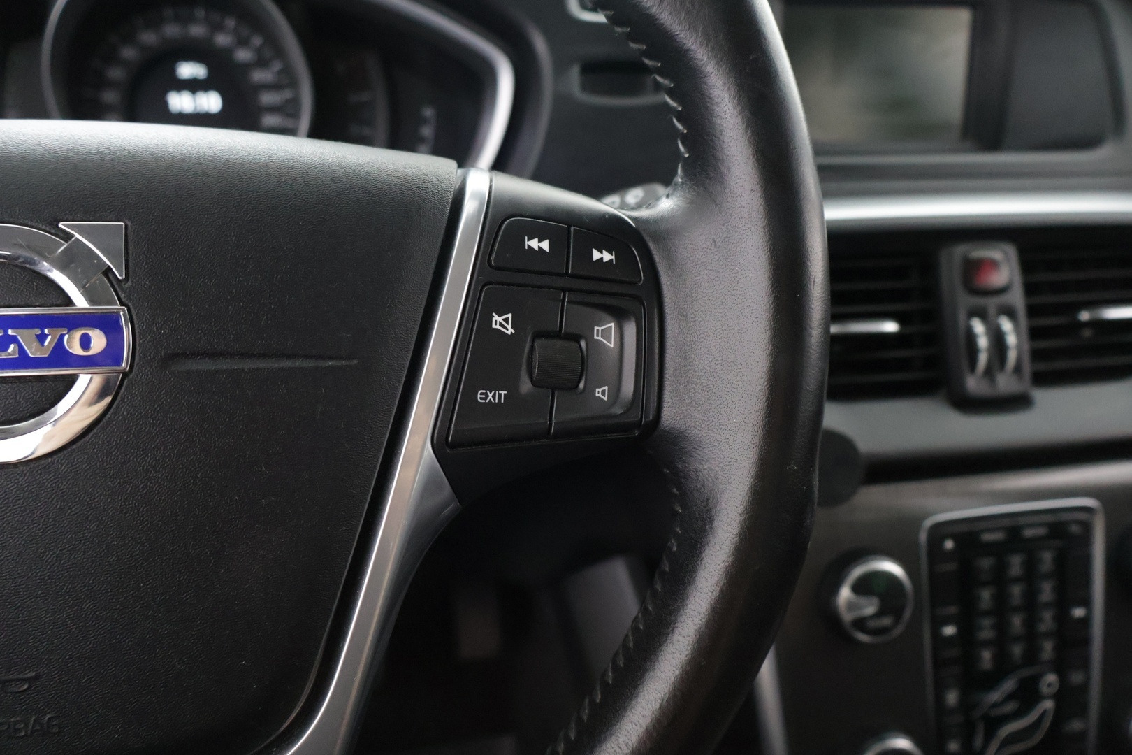 VOLVO V40 2016