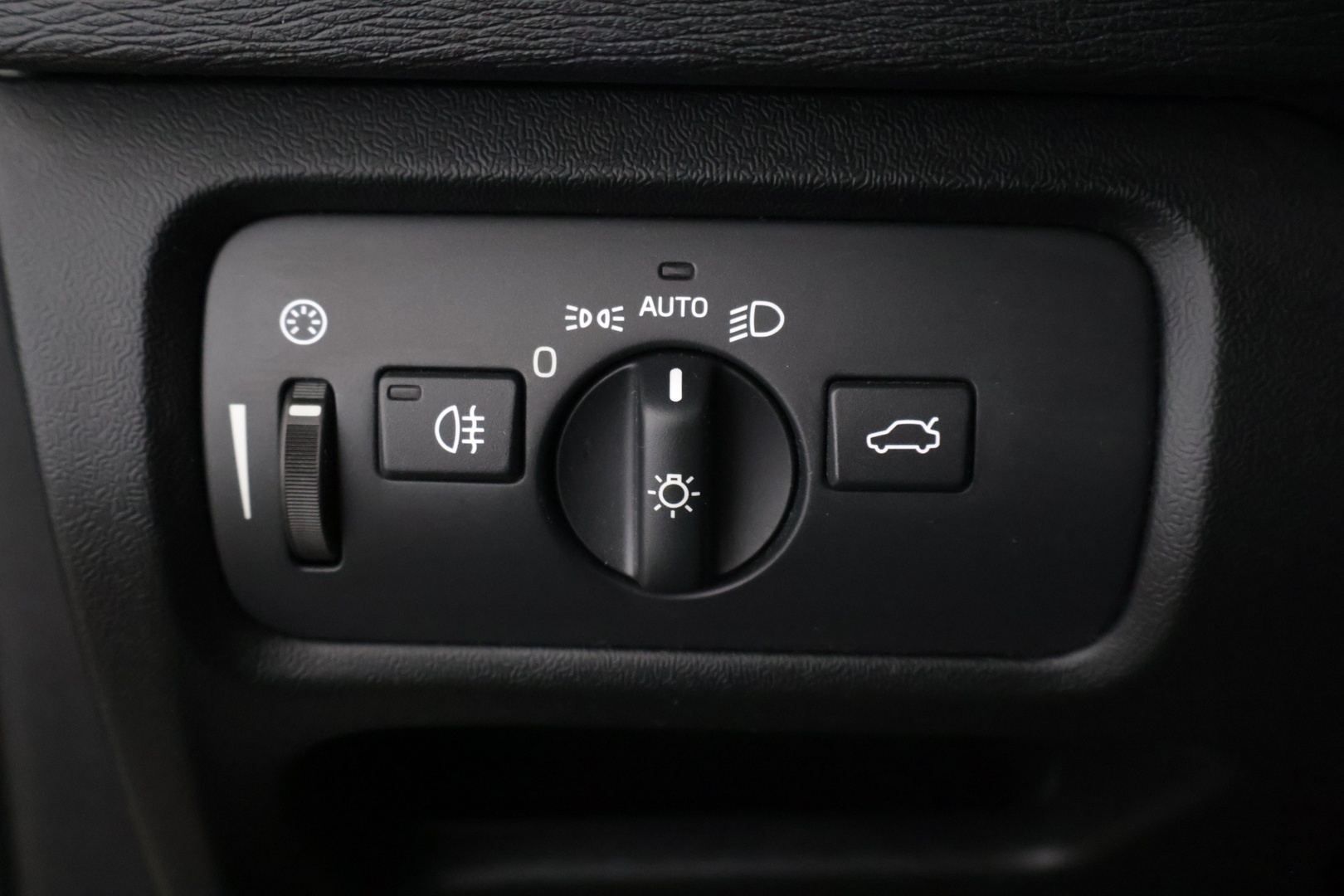 VOLVO V40 2016