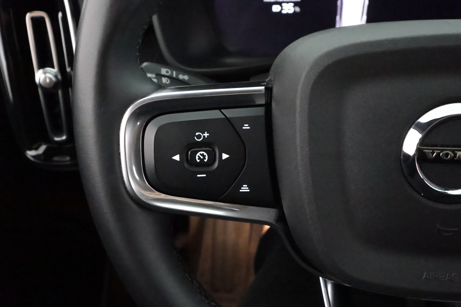 VOLVO XC40 2024
