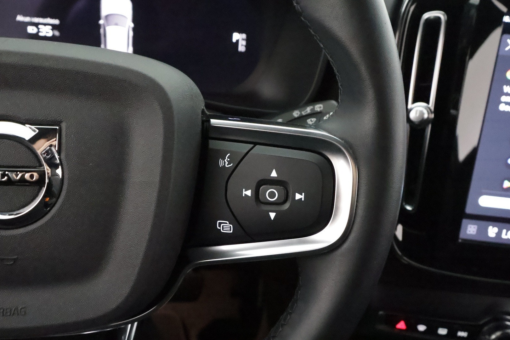 VOLVO XC40 2024