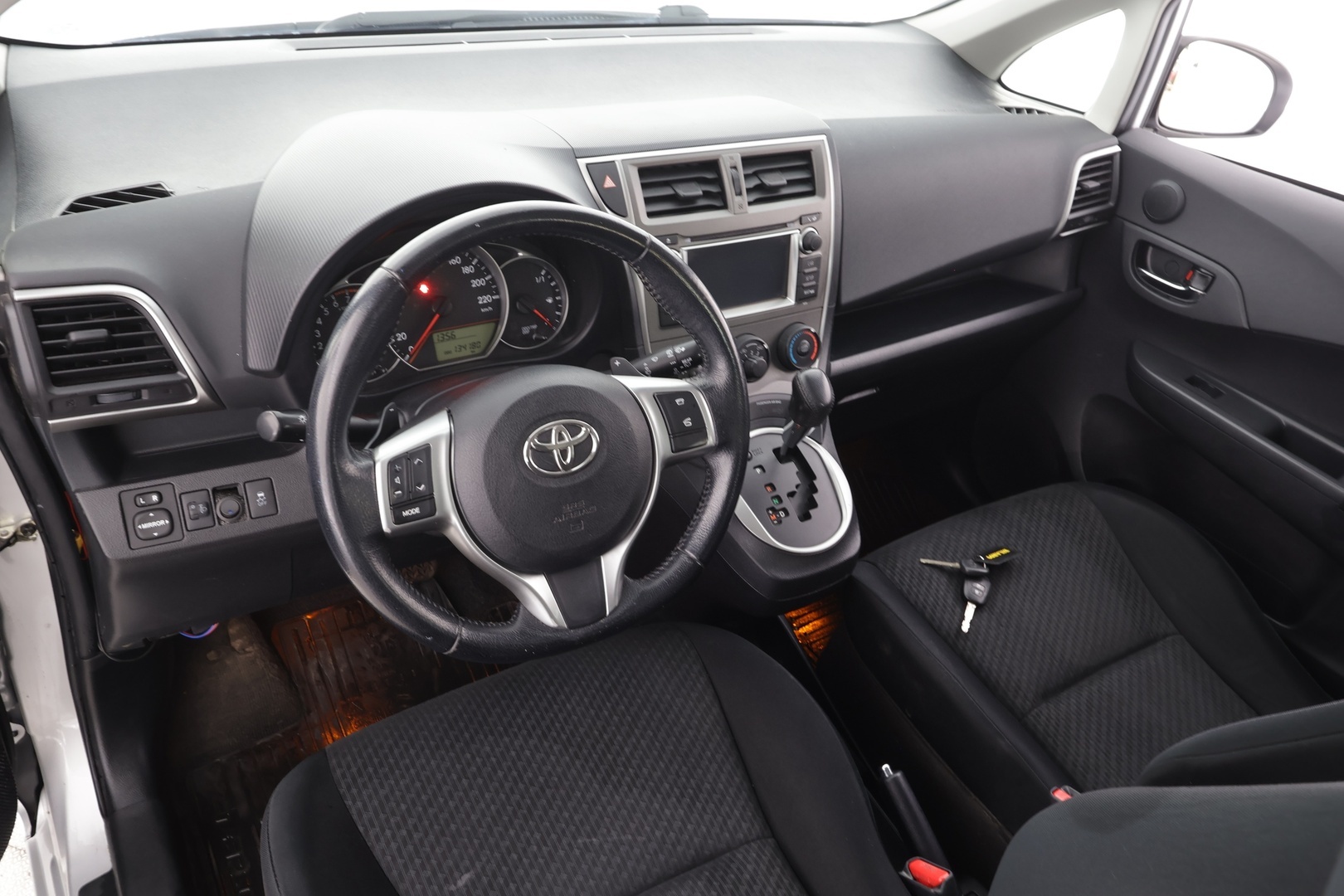 TOYOTA Verso-S 2012