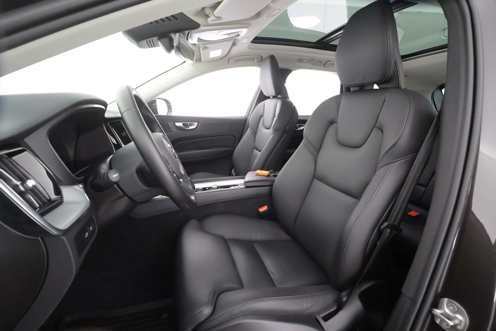 VOLVO XC60 2023