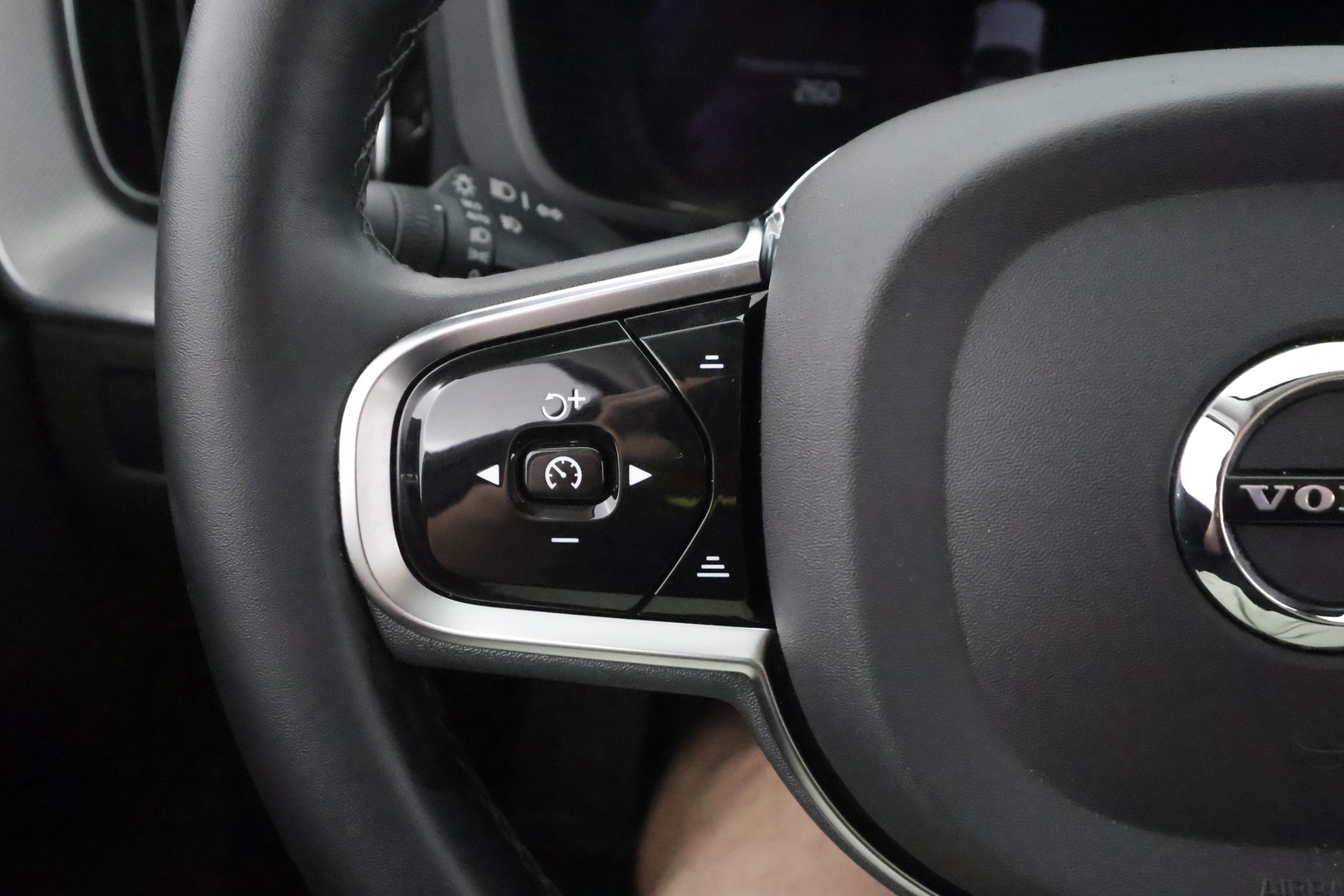 VOLVO XC60 2023