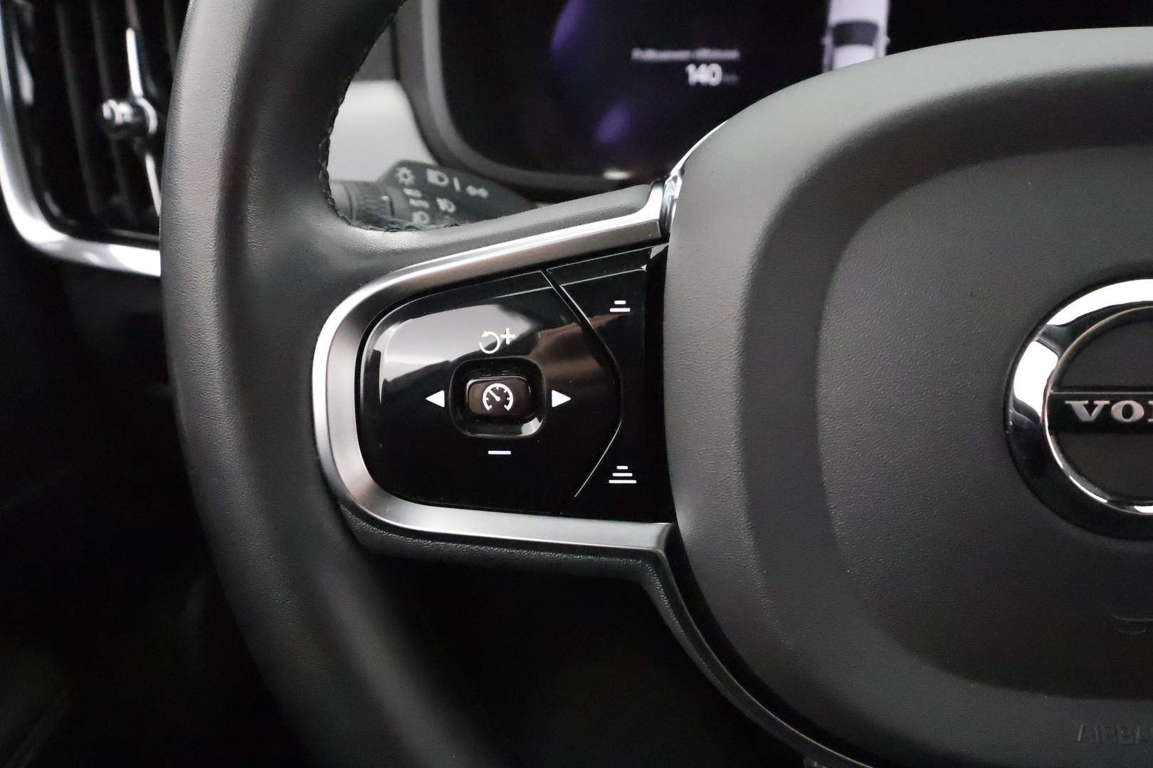 VOLVO V90 2023