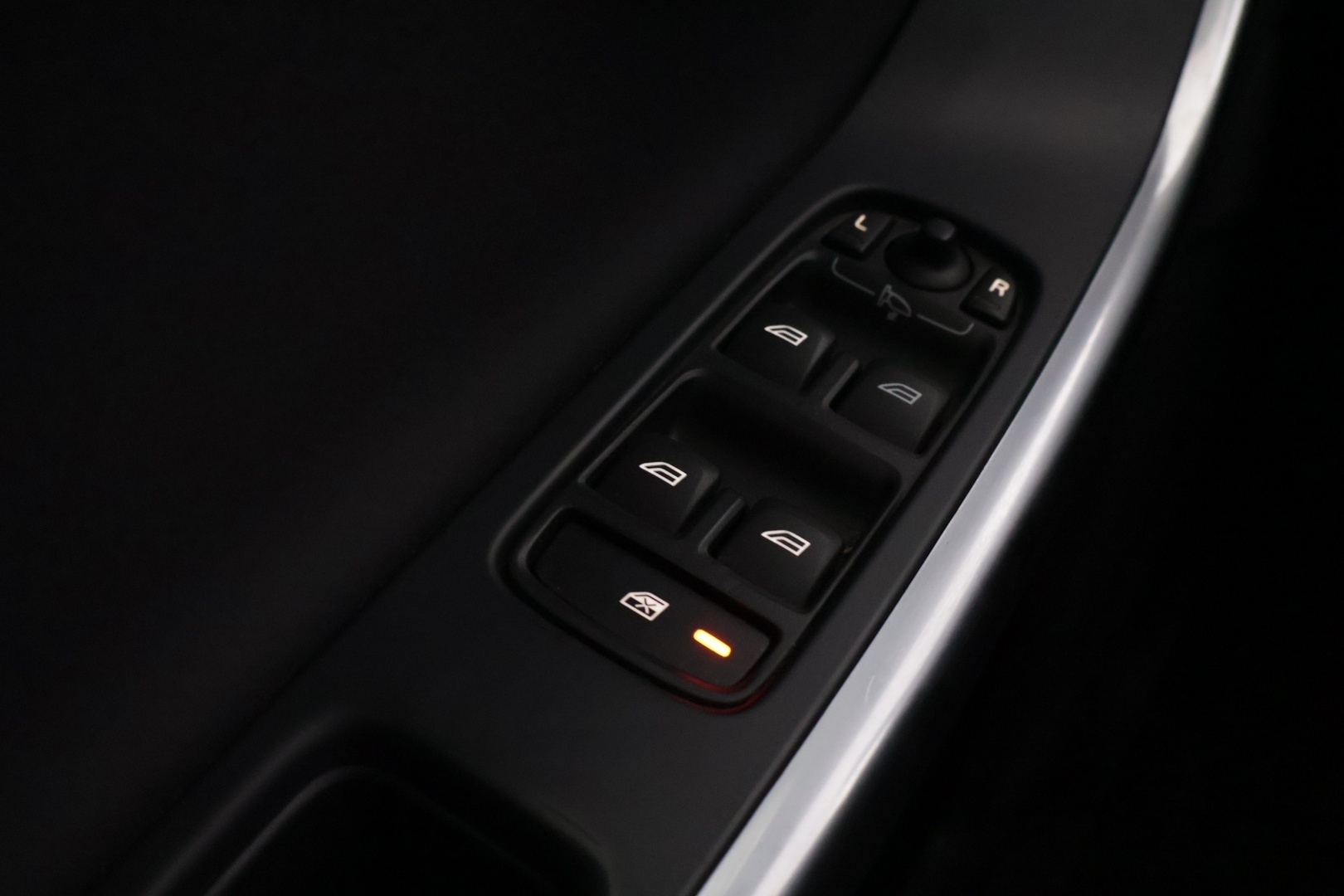VOLVO V60 2015