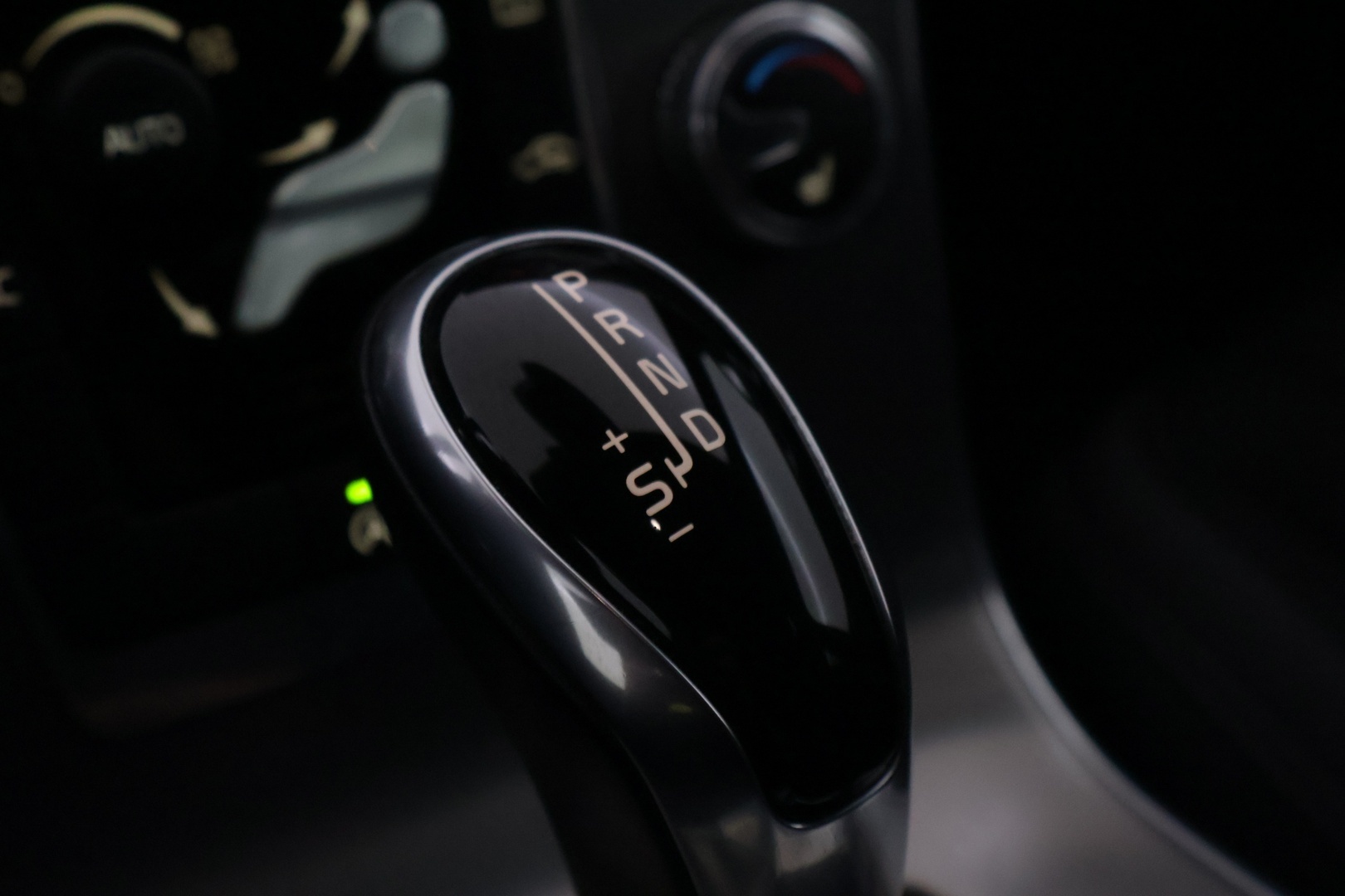 VOLVO V60 2015