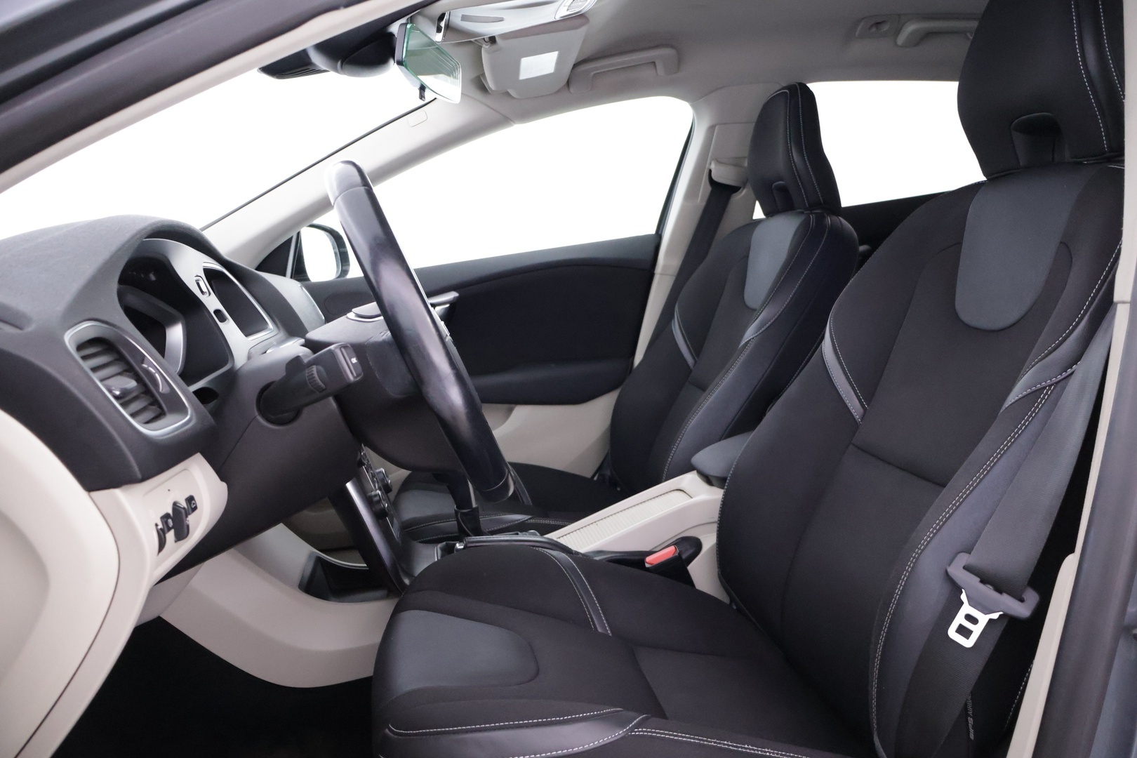 VOLVO V40 2015