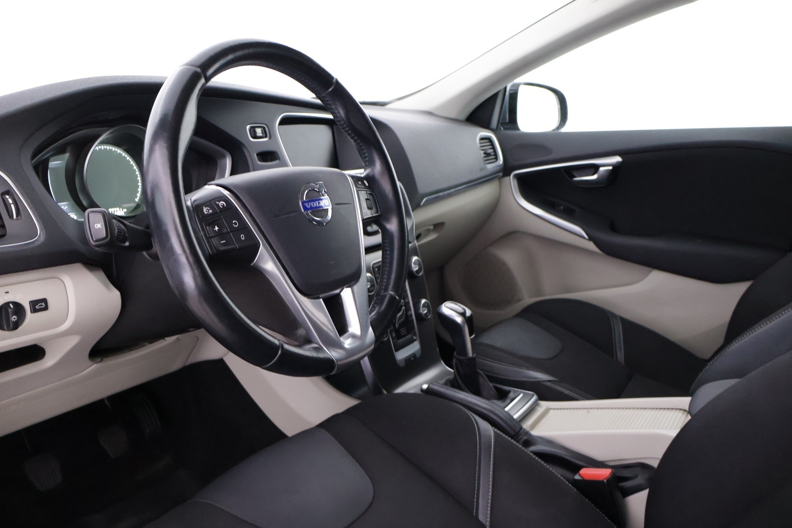 VOLVO V40 2015