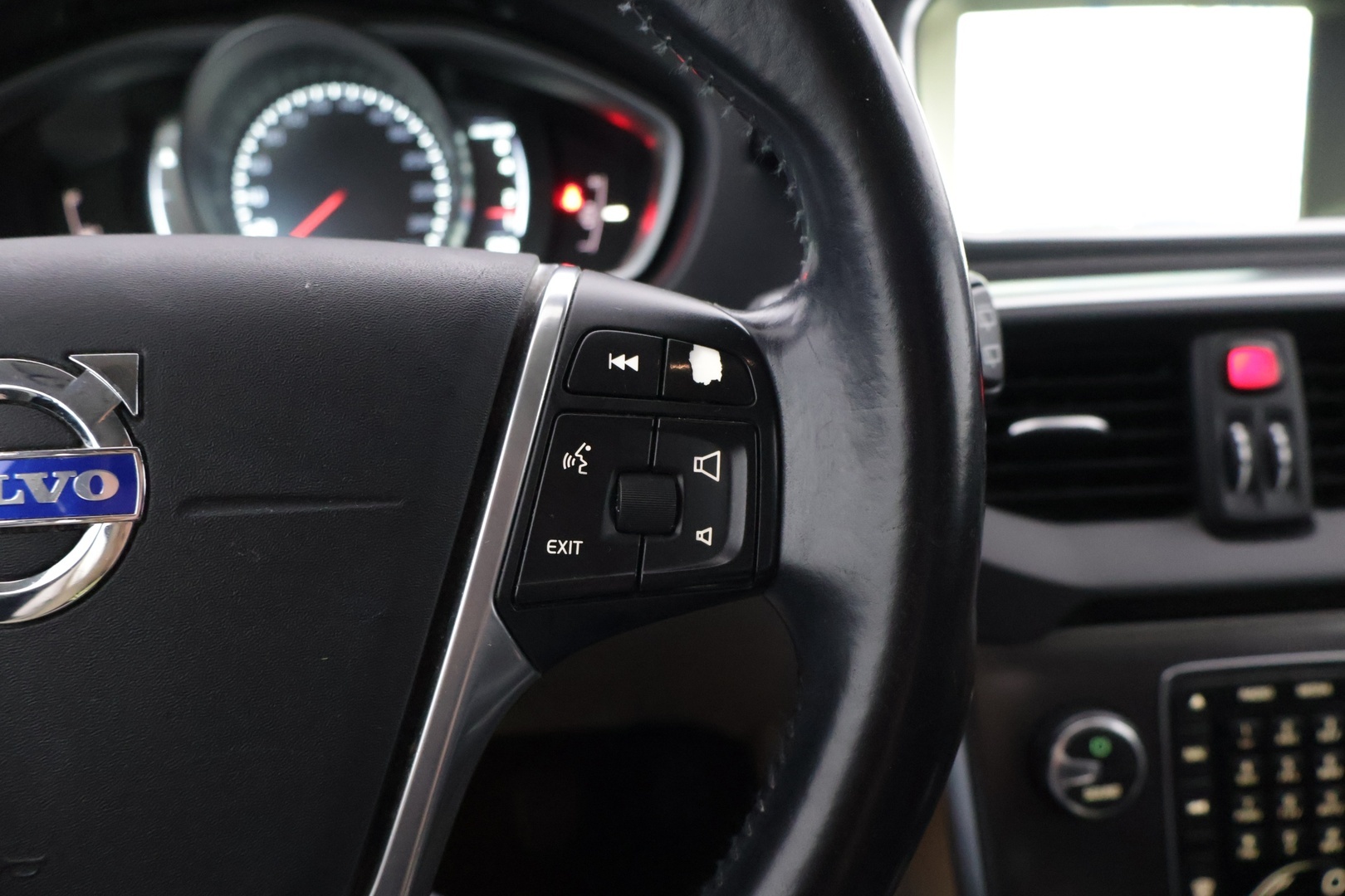 VOLVO V40 2015