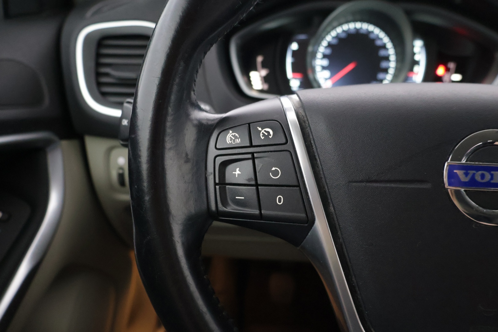 VOLVO V40 2015