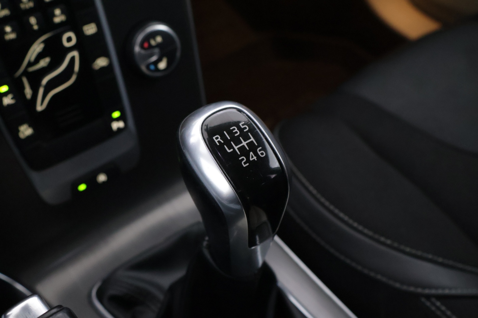 VOLVO V40 2015